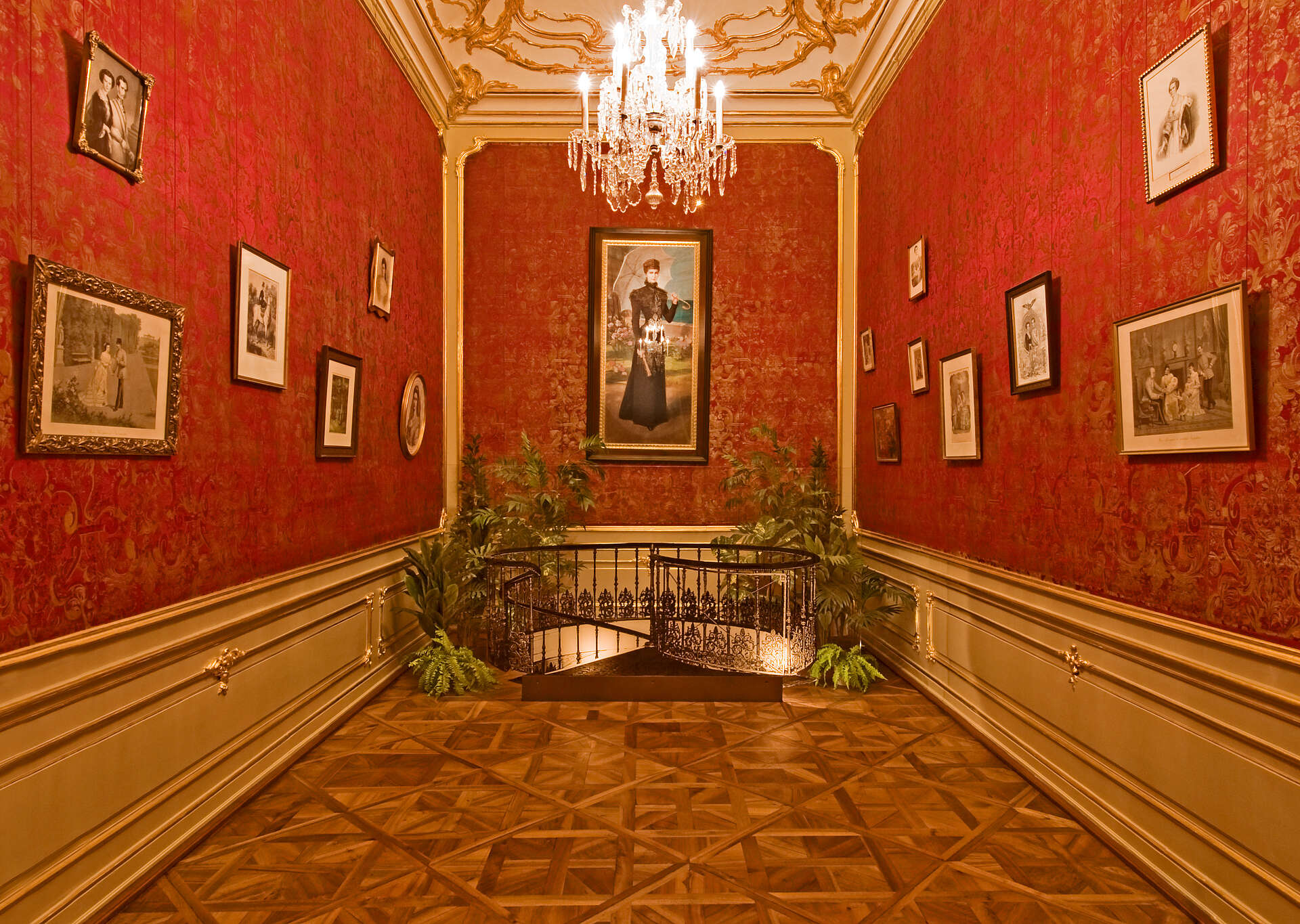 Stiegenkabinett im Appartement der Kaiserin Elisabeth mit Gemälden an den Wänden