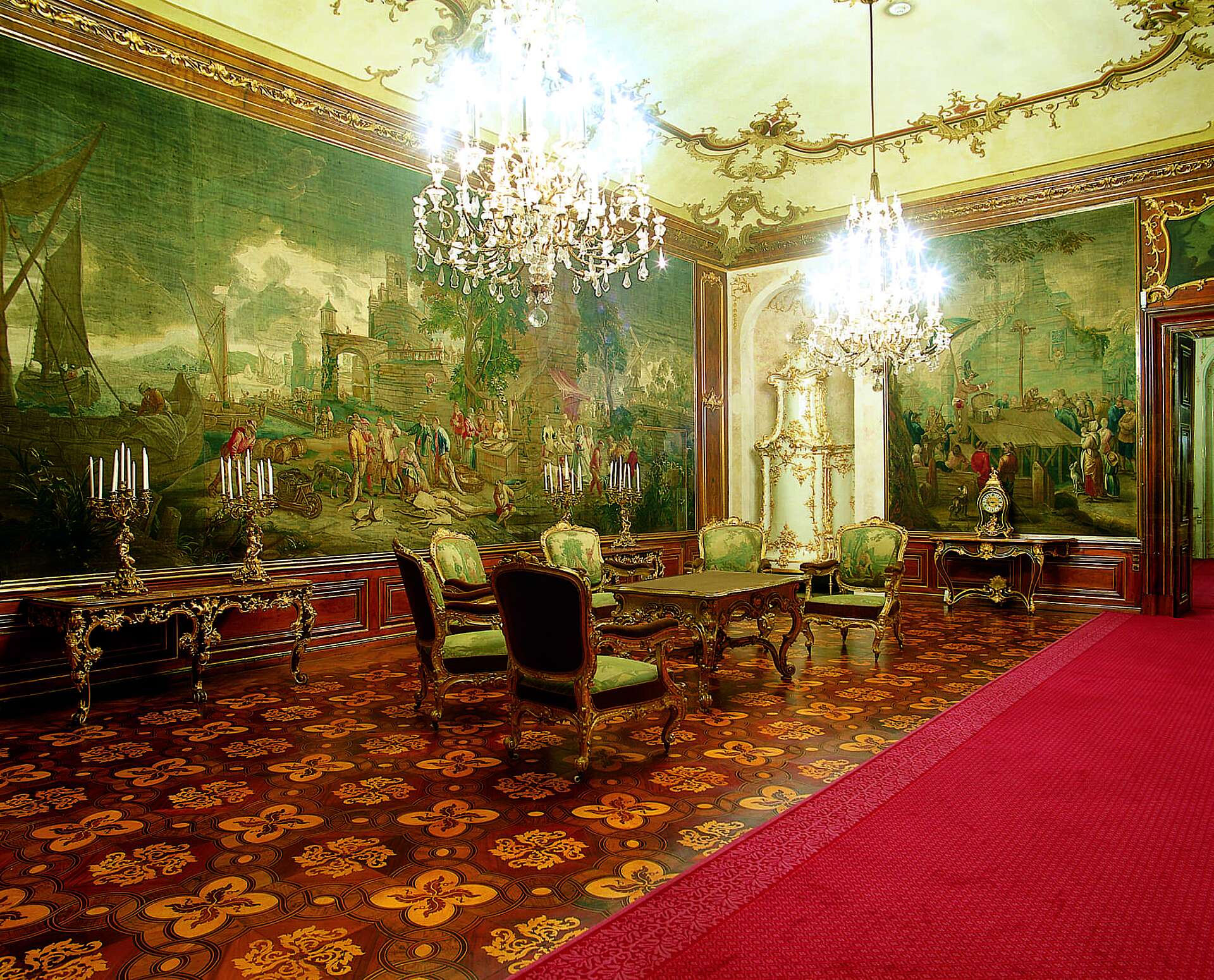 Gobelinsalon mit Blick in die Nordostecke: Tisch mit Sesseln, Luster in der Mitte