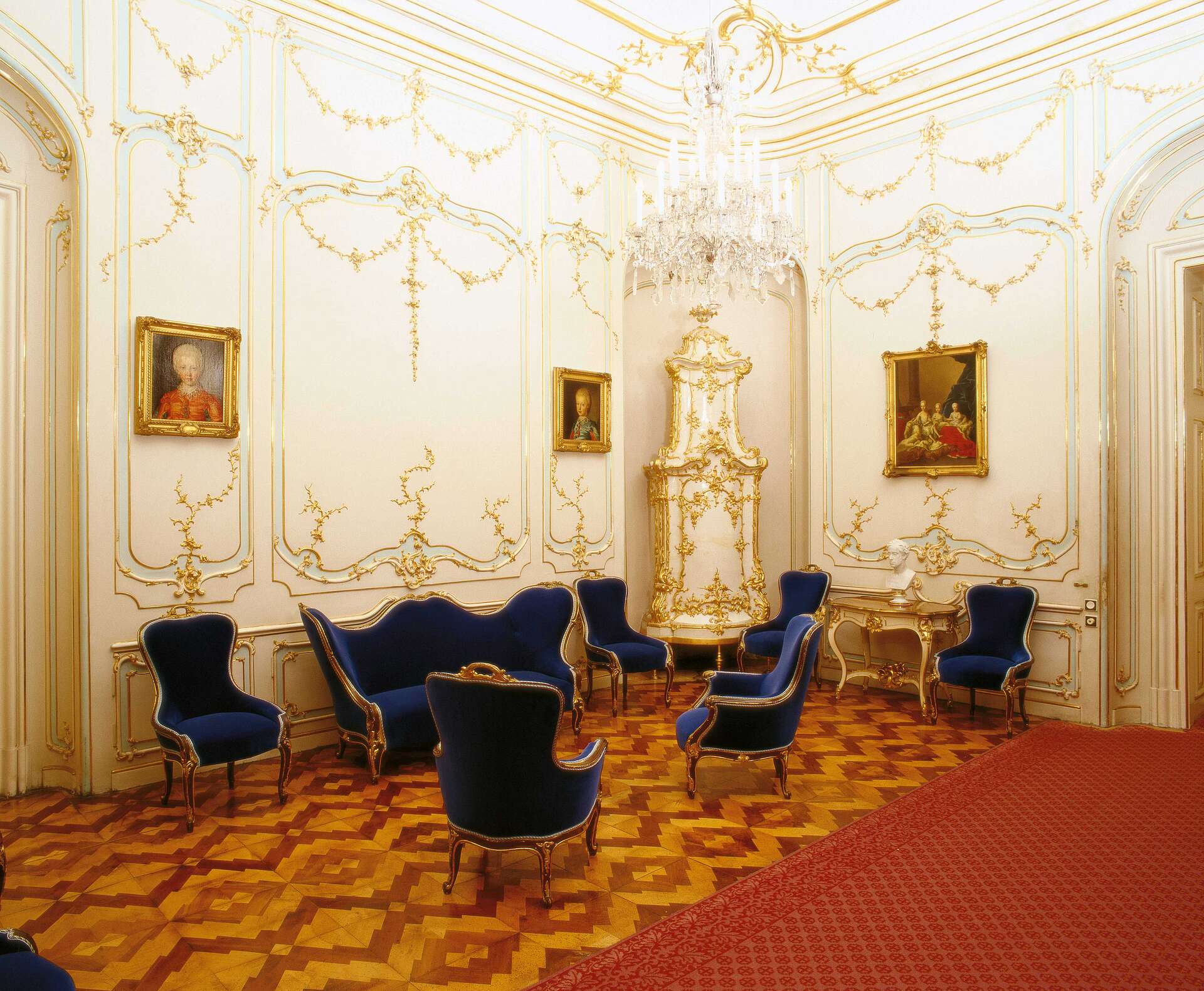 Schreibzimmer der Erzherzogin Sophie mit blauer Sitzgarnitur und Kamin in der Ecke